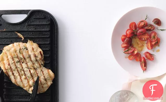 Dill frango Paillards com tomate-Dill Relish