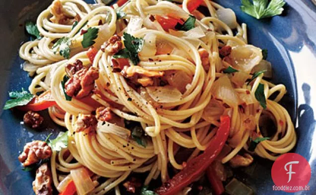 Macarrão com molho de anchova-noz