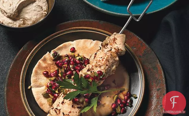 Kebabs de frango com especiarias Turcas com sabor de romã e iogurte de tahine