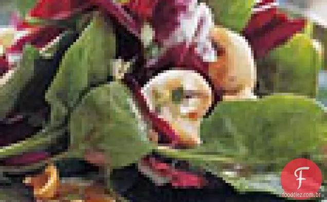 Salada de espinafre e Radicchio com cogumelos e castanha de caju