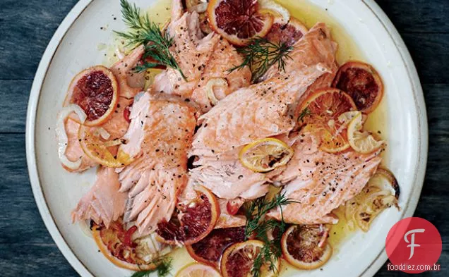 Salmão assado lento com Erva-Doce, cítricos e Chiles