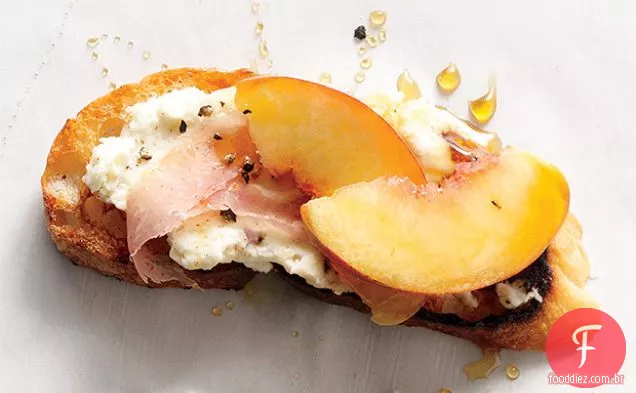 Pêssego, Prosciutto & Ricotta Crostini