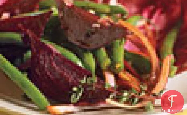 Salada de feijão verde e Radicchio com beterraba assada e cebola vermelha balsâmica