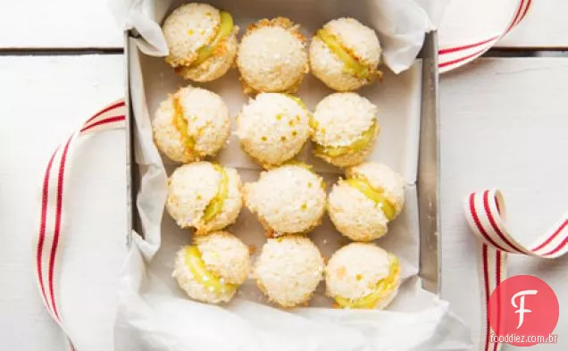 Sanduíches de Macaroon de coco com coalhada de limão