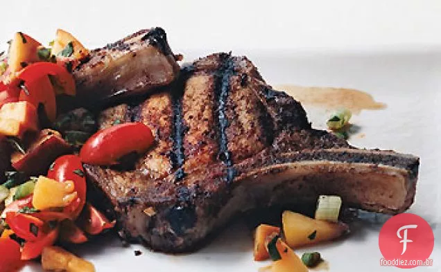 Costeletas de porco grelhadas com sabor de tomate pêssego