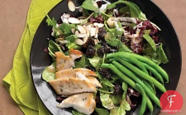 Grelhado-Salada de frango com feijão verde, amêndoas e cerejas secas