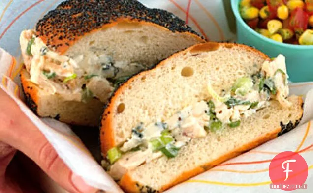 Sanduíches de salada de frango com queijo azul