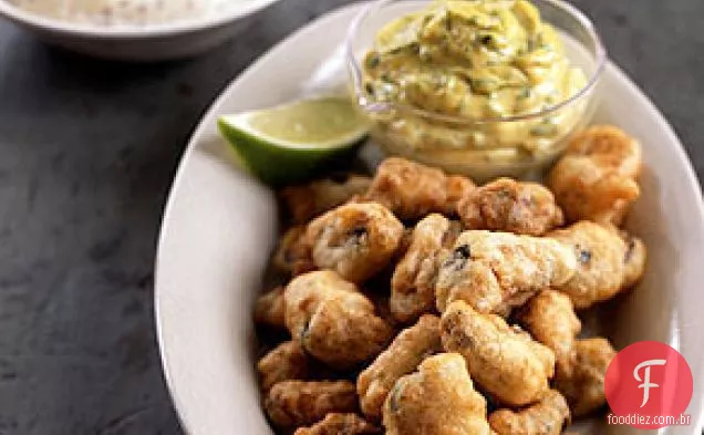 Mexilhões fritos com cerveja com dois molhos