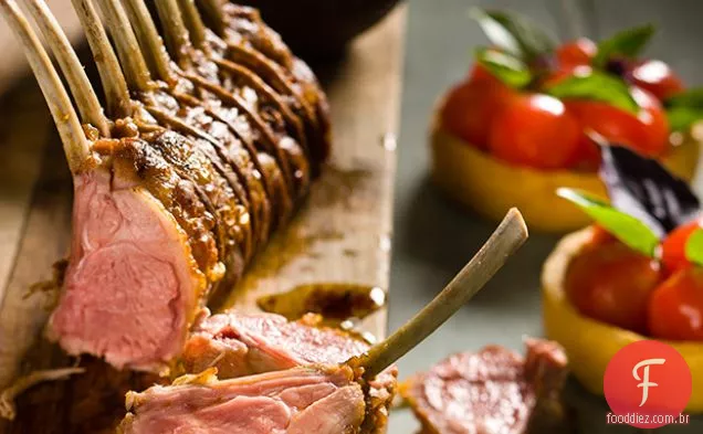 Rack de cordeiro com iogurte de pepino