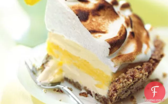Torta de sorvete de merengue de limão em Crosta de noz-pecã torrada