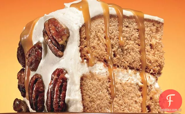 Bolo de camada de Maple-Gingerbread com molho de Maple-Caramelo Salgado
