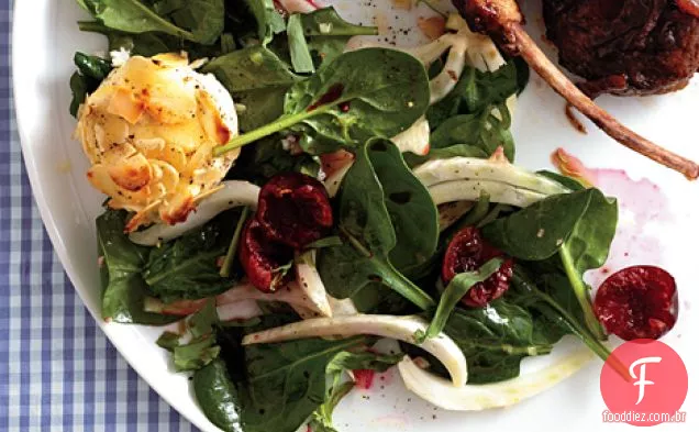 Mesclun e salada de cereja com queijo de cabra quente