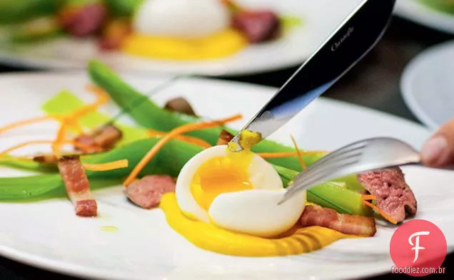 Salade lyonnaise moderno com alho-poró, Lardons e Oeuf Mollet