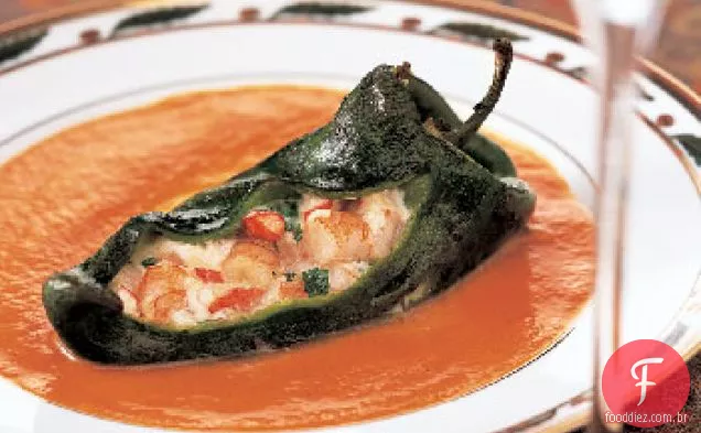 Poblanos assados recheados com queijo e camarão com molho de pimentão vermelho