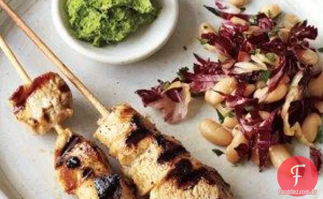 Espetos De Frango Com Salada De Feijão E Pesto