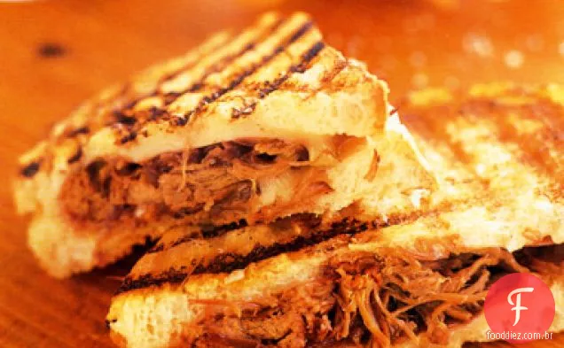 Queijo grelhado com costelas curtas puxadas e cebolas vermelhas em conserva
