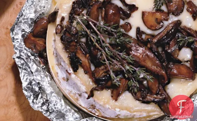 Brie assado com cogumelos e tomilho
