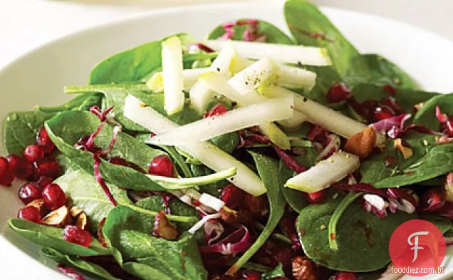 Salada de romã de espinafre com peras e avelãs