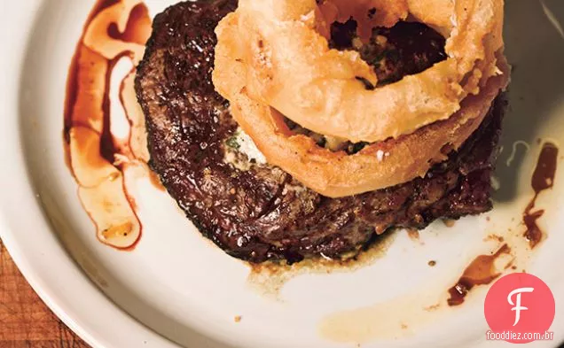 Bife de costela com manteiga de queijo azul e anéis de cebola Walla Walla