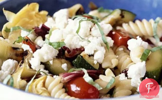 Macarrão e legumes grelhados com queijo de cabra