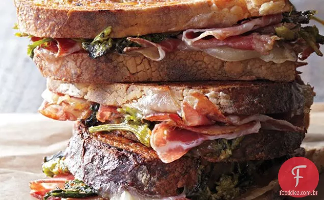 Sanduíches de Coppa prensados com brócolis Rabe Pesto