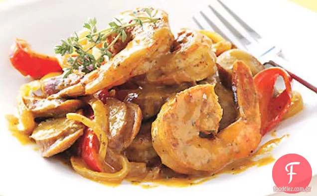 Salsicha Andouille e camarão com molho de mostarda crioula