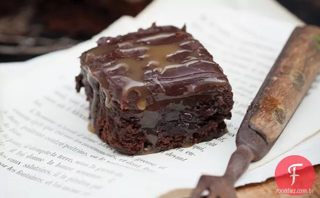 Brownies De Chocolate Escuro Em Camadas De Caramelo