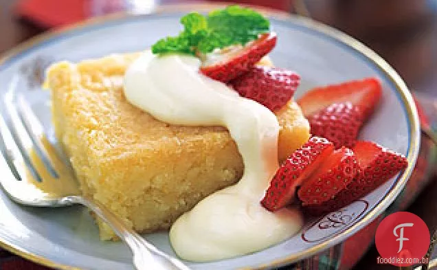 Bolo de xarope de limão com bagas e creme de coalhada de limão