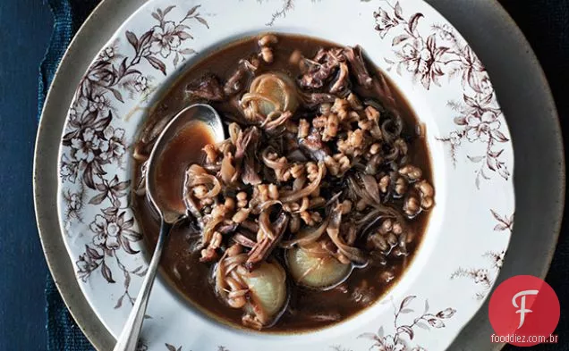 Sopa de rabo de boi com cebola e cevada