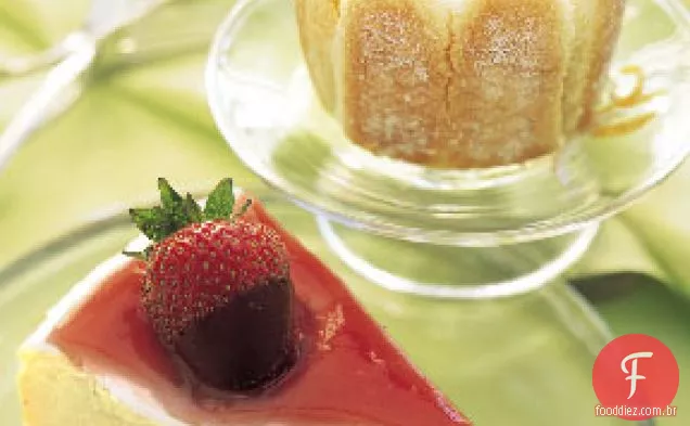 Cheesecake de Mascarpone com cobertura de ruibarbo e morangos cobertos de Chocolate