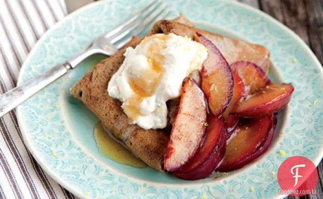 Crepes de trigo sarraceno com ricota melada e ameixas salteadas