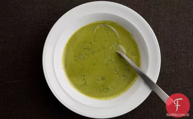 Sopa cremosa de erva-doce e verduras