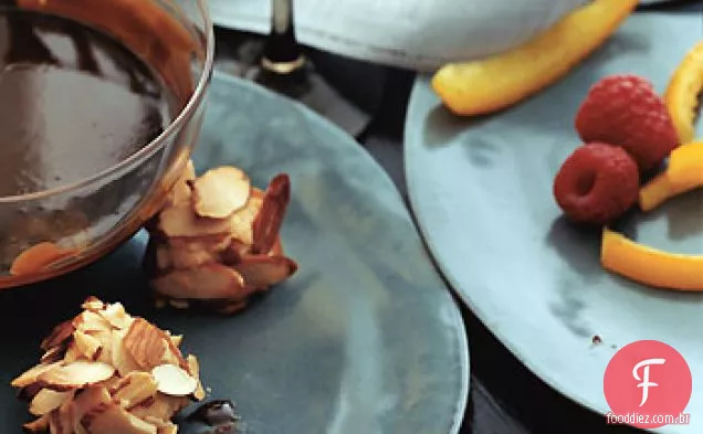 Fondue de Chocolate com casca de laranja cristalizada, framboesas e Macaroons de amêndoa