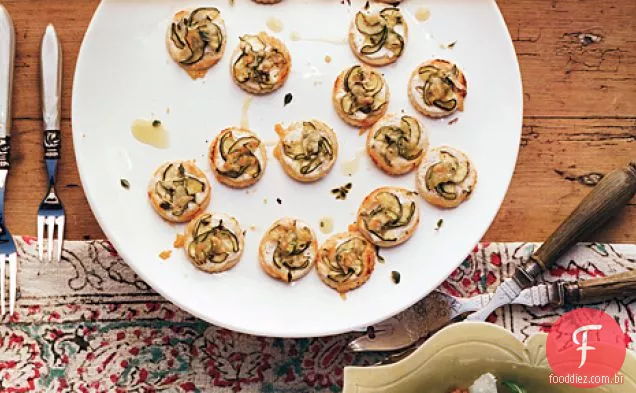 Mini tortas de abobrinha e queijo de cabra