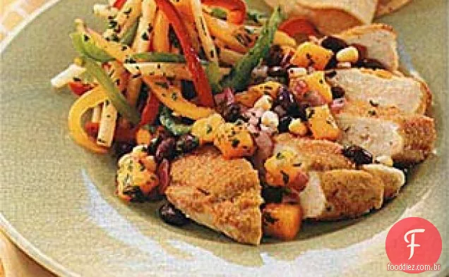 Peitos de frango com fubá-crosta de coentro e Feijão Preto-salsa de Manga