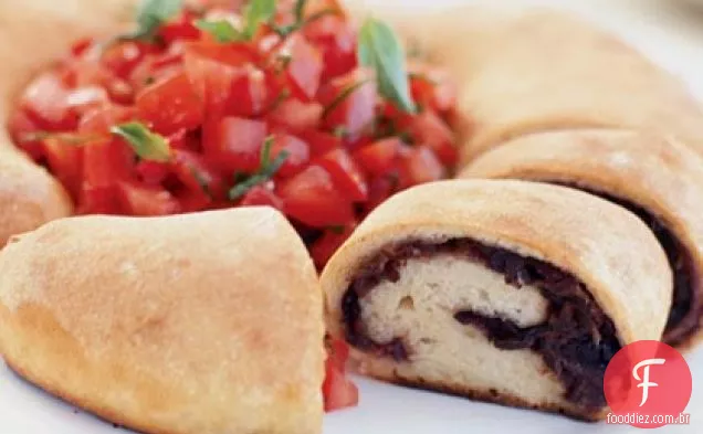 Rollino Veneto (pãezinhos de pizza de Veneza) com salada de tomate e manjericão