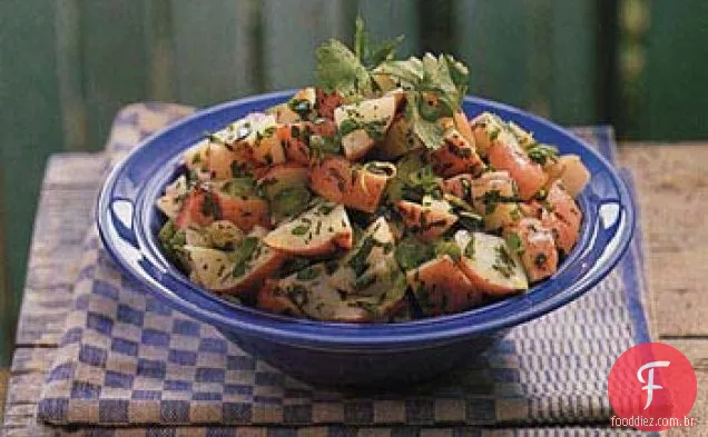 Salada de batata com ervas frescas e limão