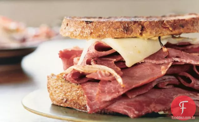 Sanduíches grelhados de carne enlatada e Fontina