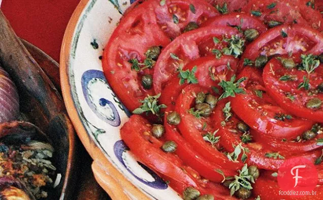 Salada de tomate com vinagrete de chalota, alcaparras e manjericão