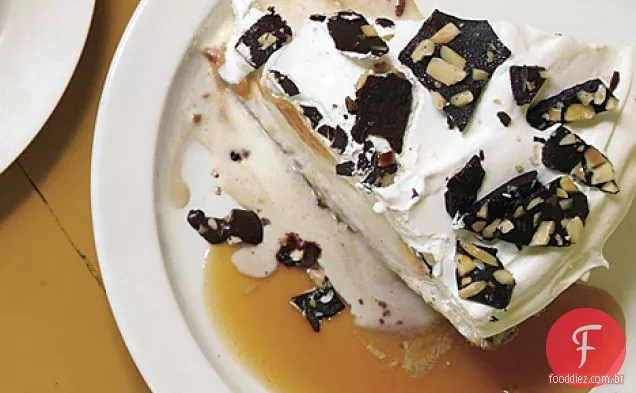 Torta de sorvete de abóbora com casca de chocolate e amêndoa e molho de caramelo