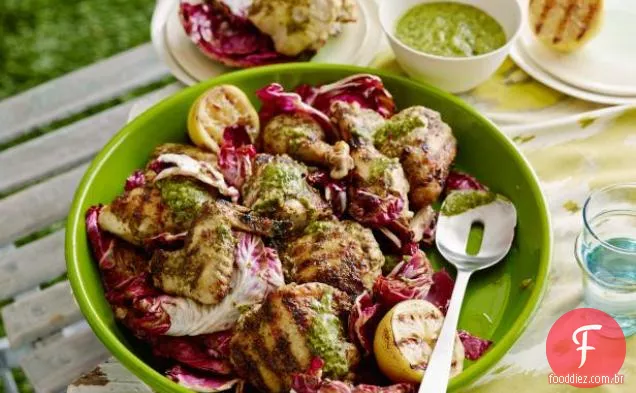 Frango grelhado com molho de alho e ervas e limão grelhado