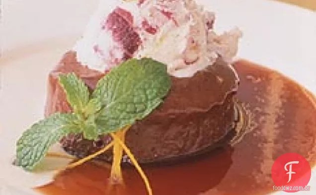 Bolo Mole com sorvete de cereja-amêndoa, Anglaise de Tamarindo e caramelo Laranja