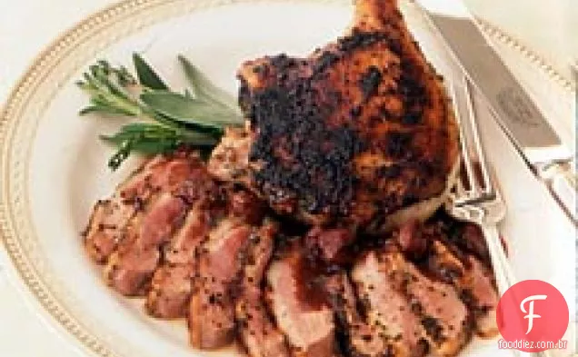 Pato esfregado com ervas com molho de cereja e sálvia