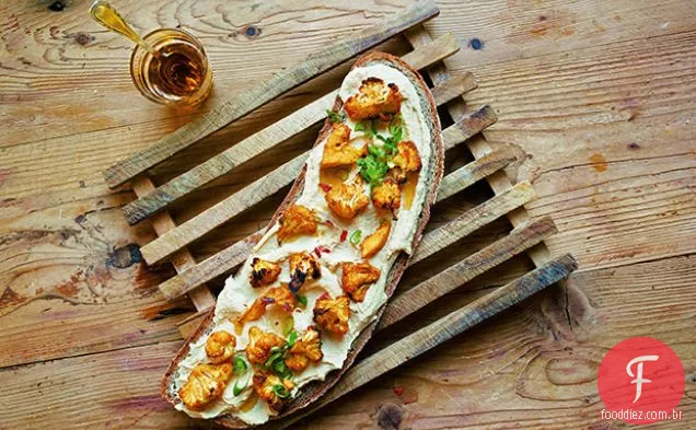 Hummus & Curry Couve-Flor Tartine