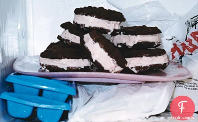 Chocolate-Biscoitos de chocolate e sanduíches de Gelato de morango