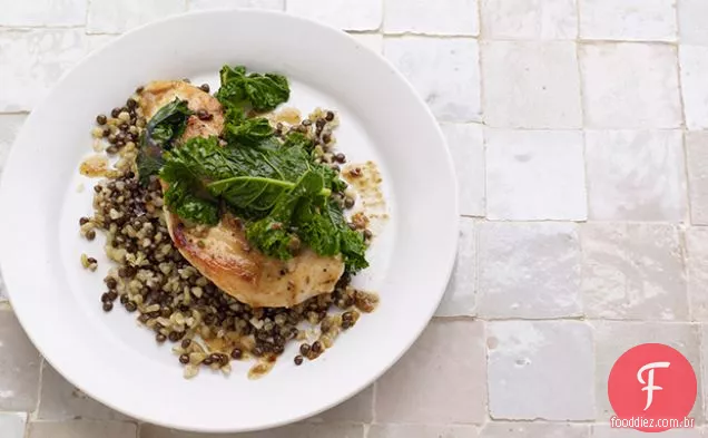 Frango com couve e Freekeh-pilaf de lentilha