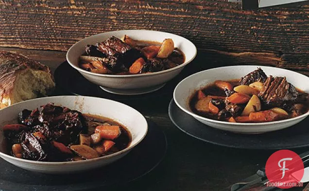 Ensopado de carne com batatas e cenouras