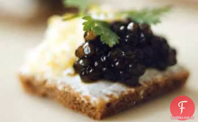 Caviar em Pumpernickel com creme azedo