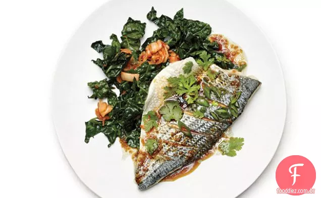 Peixe de cebolinha com couve de gergelim