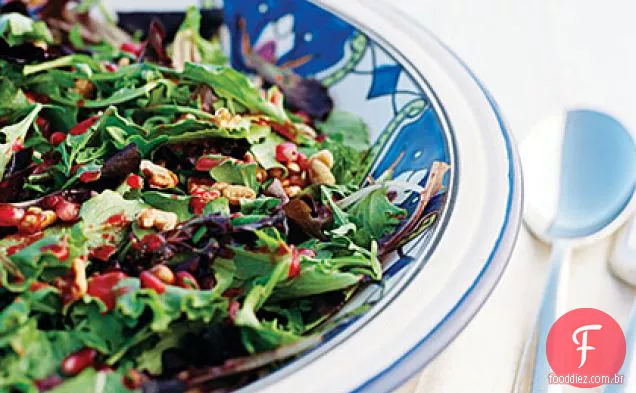 Salada de outono com nozes e romãs